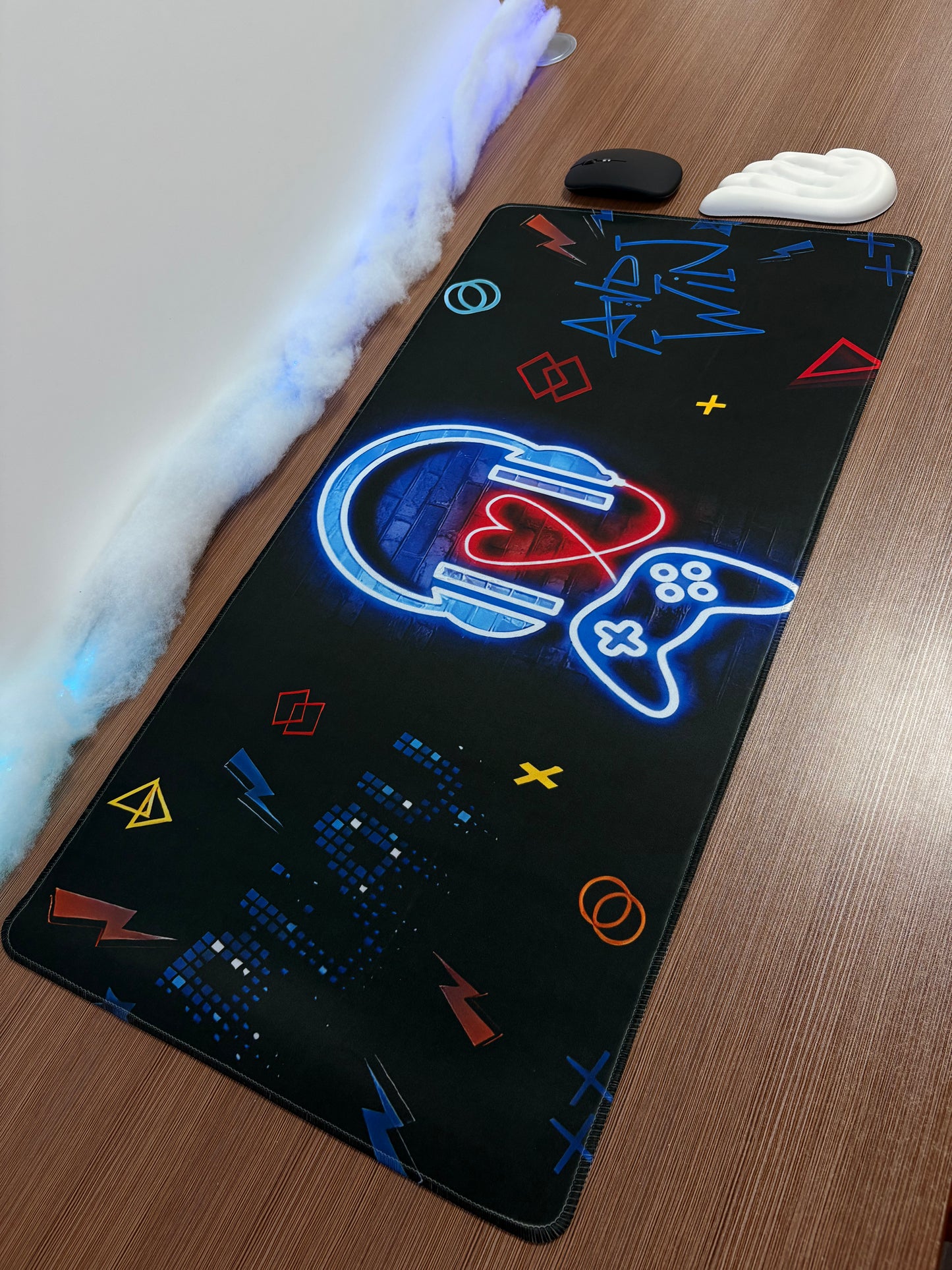 Tapis de bureau Gamer 40×80 cm – Antidérapant & Waterproof (design console + effet lumière UV noire)